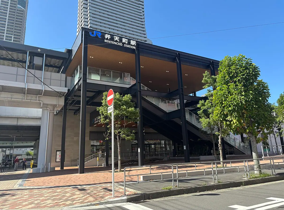 Exterior de la estación Bentencho, en Osaka