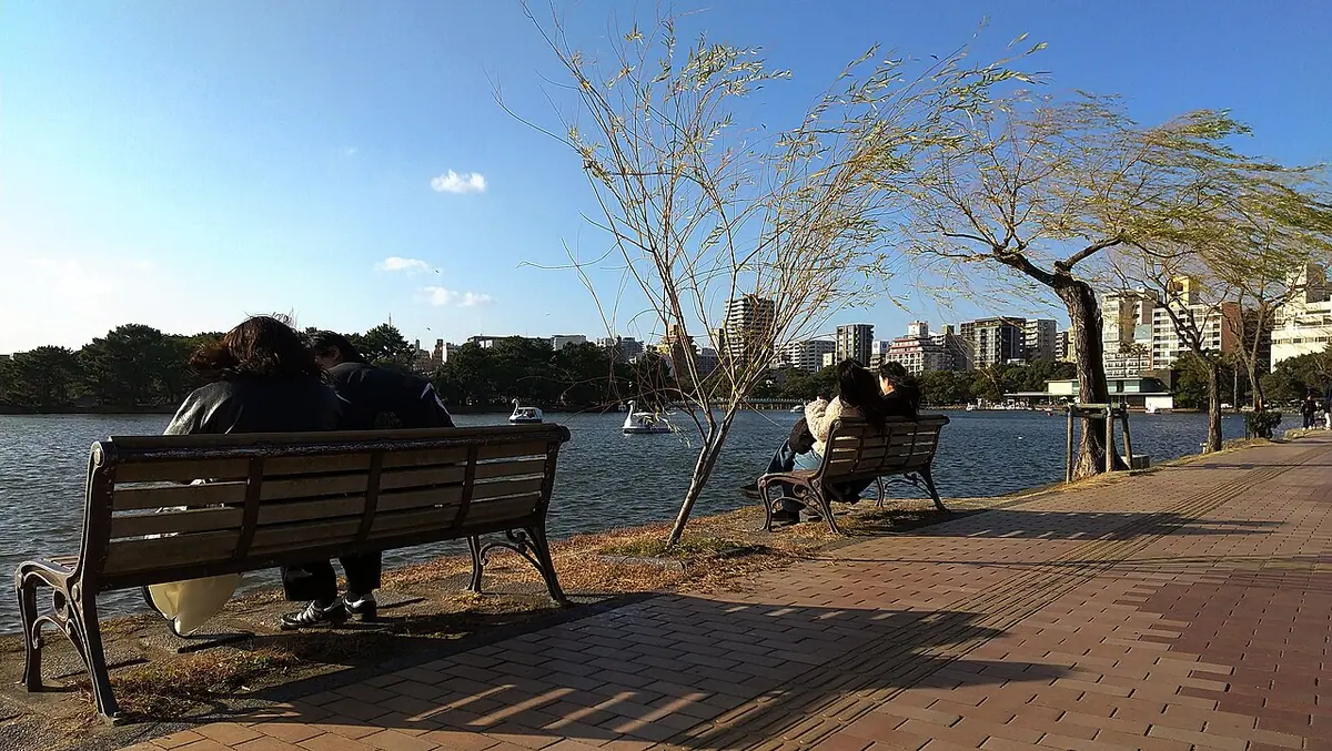 Estanque y bancos del parque Ohori, en Fukuoka