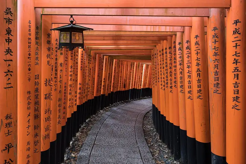 Sendero de torii naranjas en Fushimi Inari