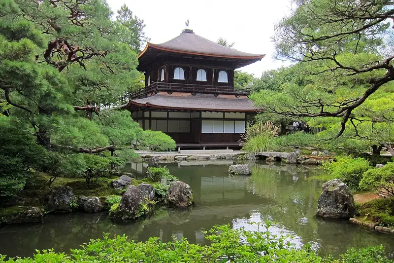 Pabellón de Ginkaku-ji entre pinos y el estanque