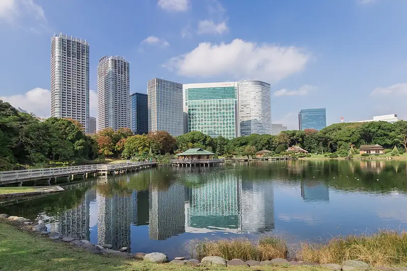 Estanque de los jardines Hama-rikyu con las torres de Shiodome