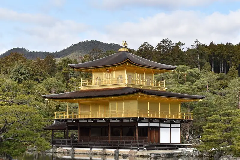 Pabellón dorado de Kinkaku-ji frente al estanque