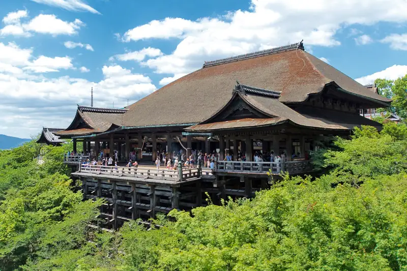 Terraza de madera de Kiyomizu-dera sobre el bosque