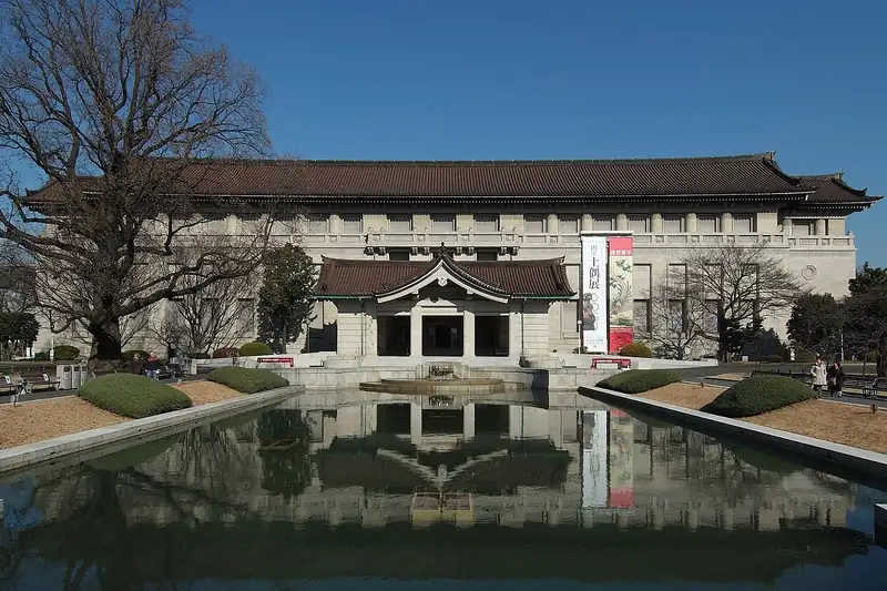 Edificio principal del Museo Nacional de Tokio reflejado en la fuente