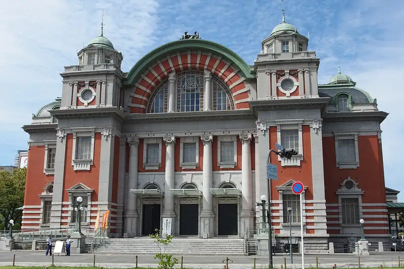 Fachada de ladrillo del Salón Público Central de Nakanoshima