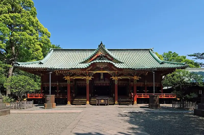Salón del santuario Nezu con techo verde