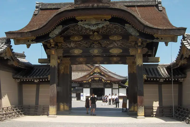 Puerta tallada del palacio Ninomaru en el castillo Nijo