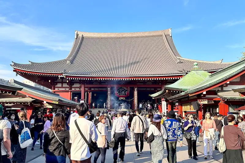 Salón principal de Senso-ji con visitantes en el patio