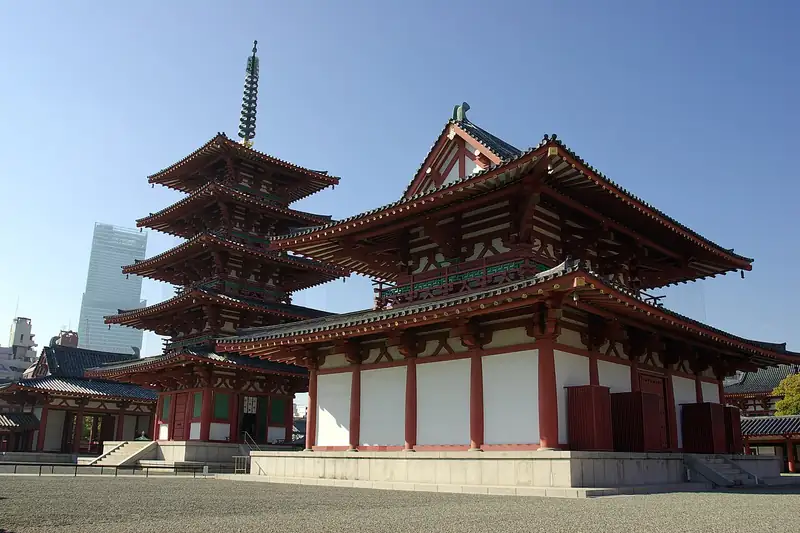 Pagoda de cinco pisos y salón principal de Shitennoji