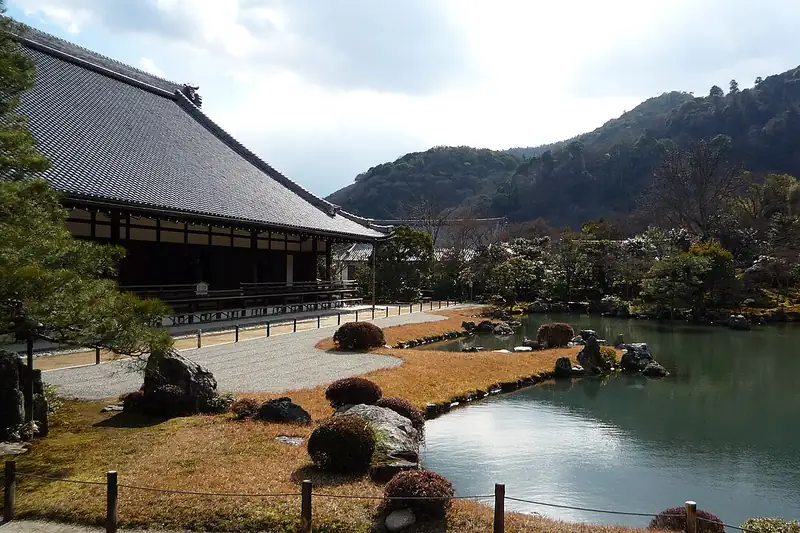 Estanque del jardín de Tenryu-ji con las montañas de Arashiyama