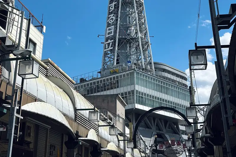 Torre Tsutenkaku vista desde una calle de Shinsekai
