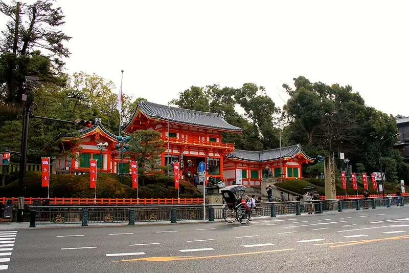 Puerta bermellón del santuario Yasaka en Gion