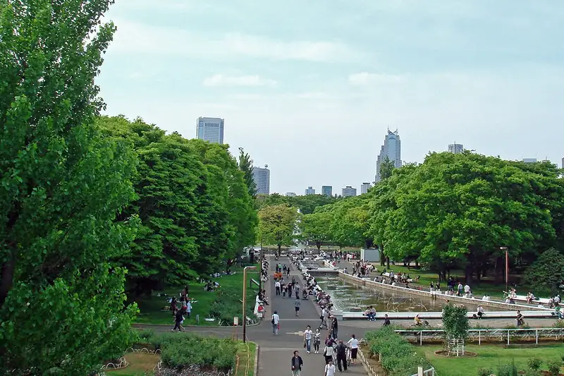 Vista del parque Yoyogi con árboles y el paseo central
