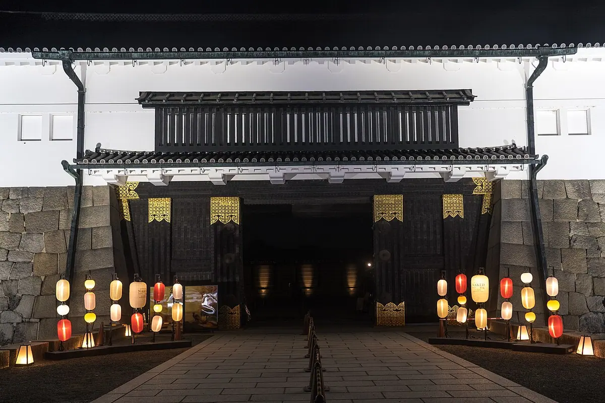 Puerta oriental del castillo Nijo, en Kioto