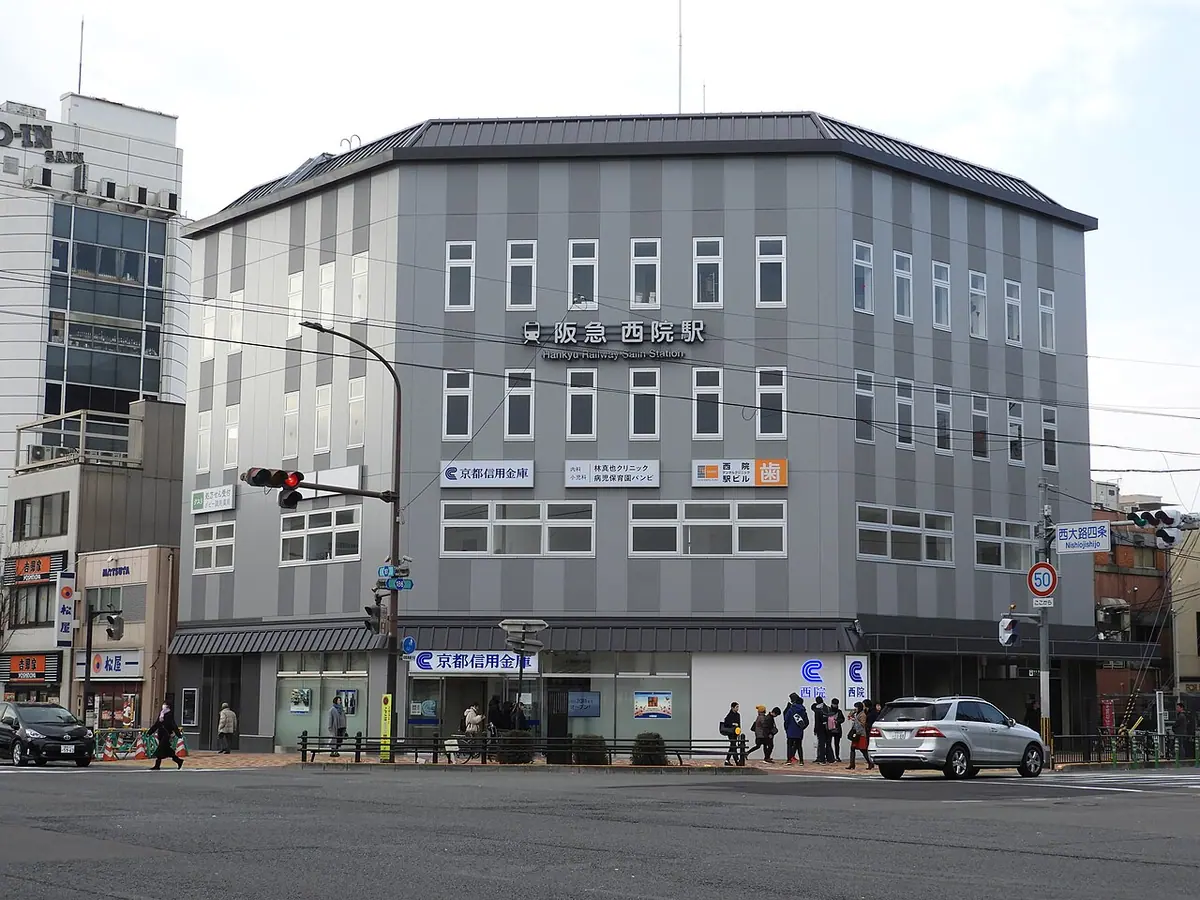 Exterior de la estación Saiin de Hankyu, en Kioto