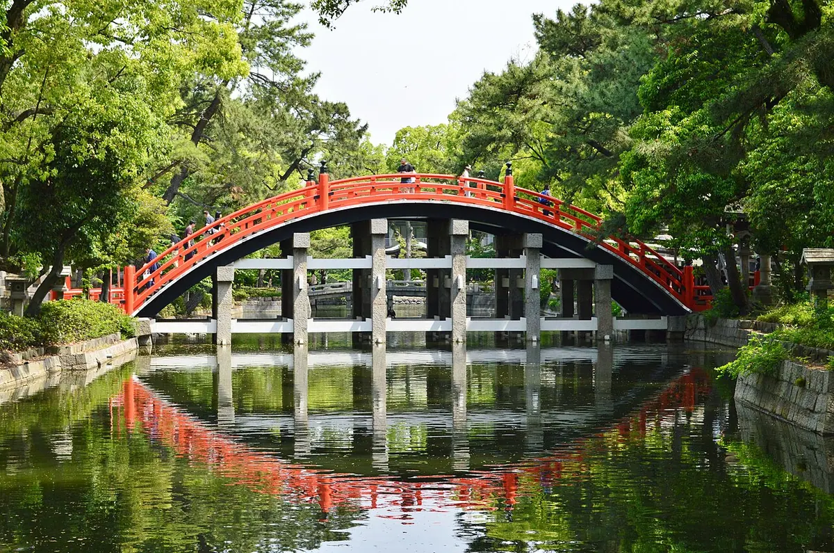 Puente Sorihashi del santuario Sumiyoshi Taisha, en Osaka